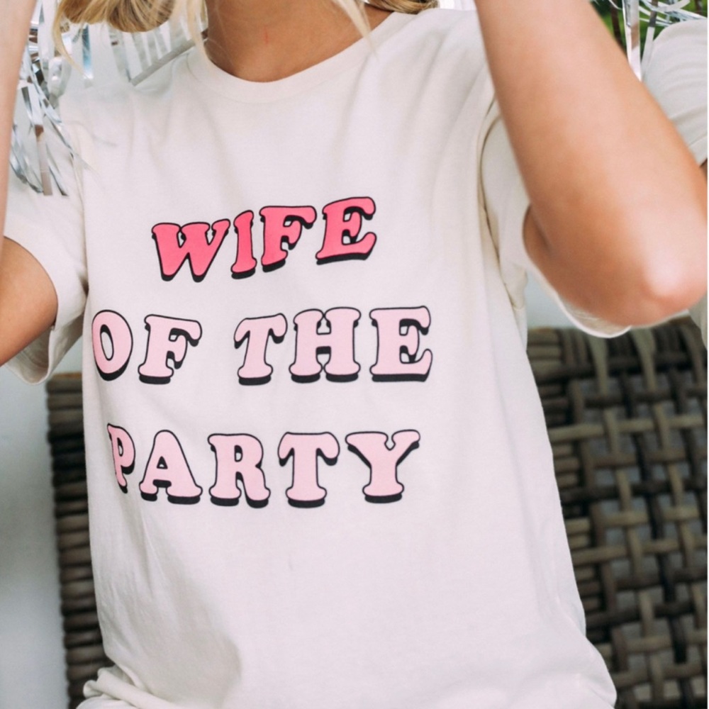 FRIDAY + SATURDAY WIFE OF THE PARTY TEE MEDIUM - Picture 3 of 8